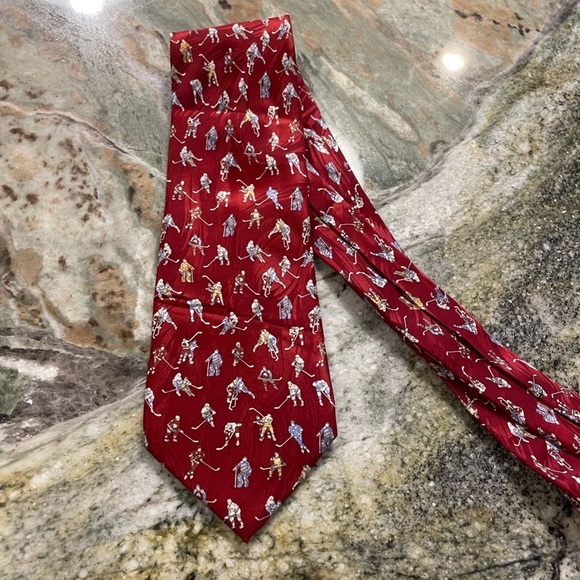 MUSEUM ARTIFACTS ALL SILK TIE IN BURGUNDY WITH HOCKEY PRINT - Picture 2 of 6